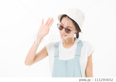 サングラスをかけた20代女性ポートレート サングラスをかけた20代女性ポートレート 111293032