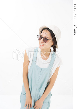 サングラスをした20代女性ポートレート サングラスをした20代女性ポートレート 111293131