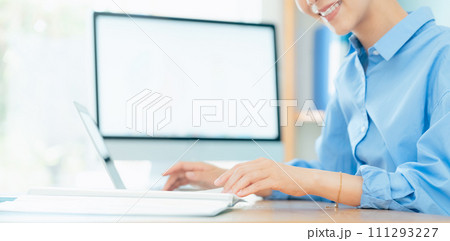 パソコン作業をする女性の手元 パソコン作業をする女性の手元 111293227