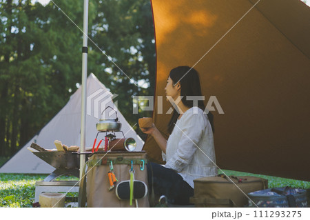 ソロキャンプ女子 111293275