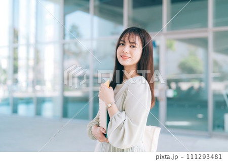 キャンパスを歩く女子大生 キャンパスを歩く女子大生 111293481