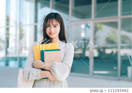 キャンパスを歩く女子大生 キャンパスを歩く女子大生 111293482