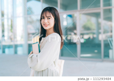 キャンパスを歩く女子大生 111293484