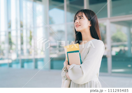 キャンパスを歩く女子大生 111293485