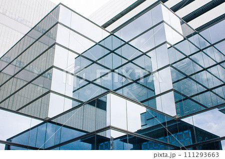 ビルのガラスに映る青空 111293663