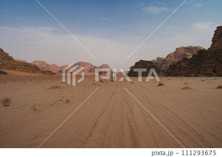 ヨルダンの世界遺産「ワディ・ラム」砂漠 111293675