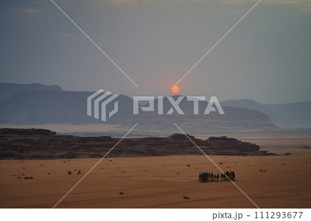 ヨルダンの世界遺産「ワディ・ラム」砂漠 111293677