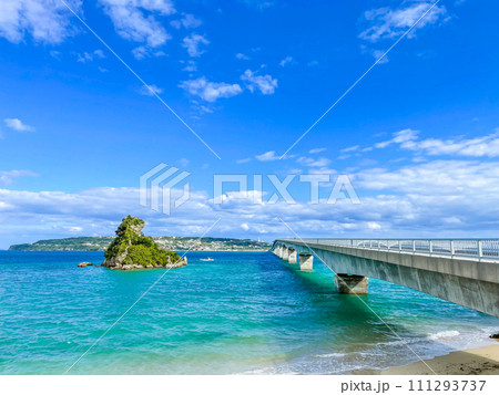 沖縄県の青い海と古宇利島と古宇利大橋 沖縄県の青い海と古宇利島と古宇利大橋 111293737