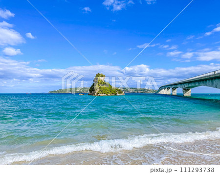 沖縄県の青い海と古宇利島と古宇利大橋 111293738
