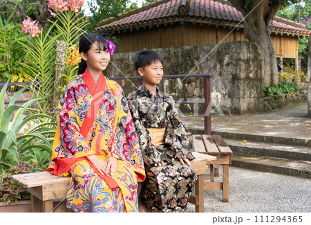 沖縄の民族衣装を着た日本人の子ども 沖縄の民族衣装を着た日本人の子ども 111294365