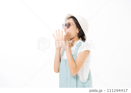 アウトドアファッションの女性 111294417