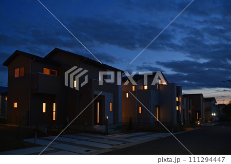住宅地の夕景 暮れなずむ住宅街 111294447