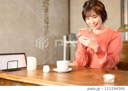 カフェでスマホを見る女性 カフェでスマホを見る女性 111294560