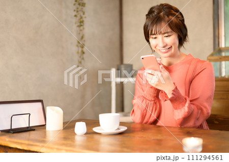 カフェでスマホを見る女性 カフェでスマホを見る女性 111294561