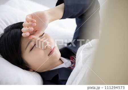 保健室のベッドで休む女子高生　 111294573
