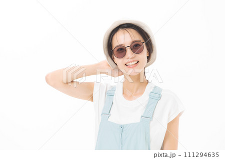 サングラスをかけた女性 サングラスをかけた女性 111294635