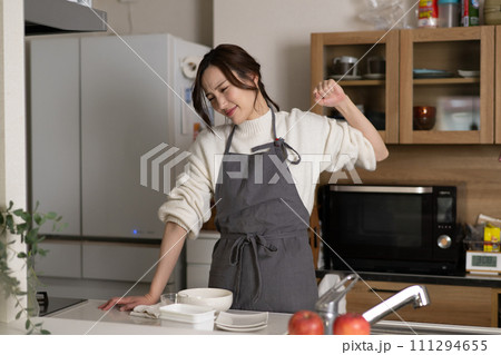 キッチンで肩が痛い若い女性 キッチンで肩が痛い若い女性 111294655