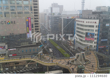 大雪の八王子駅北口　大雪中継のテレビクルー 111294680