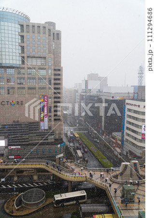 大雪の八王子駅北口　大雪中継のテレビクルー 111294686