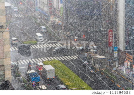 大雪の八王子駅北口　大雪中継のテレビクルー 111294688