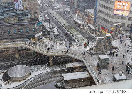 大雪の八王子駅北口　大雪中継のテレビクルー 111294689