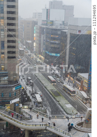 大雪の八王子駅北口 大雪中継のテレビクルー 大雪の八王子駅北口 大雪中継のテレビクルー 111294695