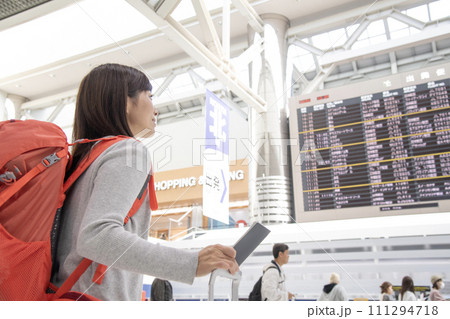 空港 出発ロビー 女性 電光掲示板 空港 出発ロビー 女性 電光掲示板 111294718