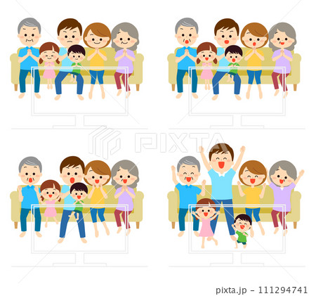 テレビで観戦している3世帯家族 111294741