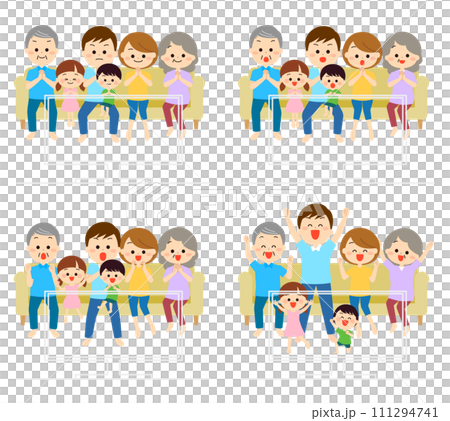 一家三口在電視上觀看比賽 111294741