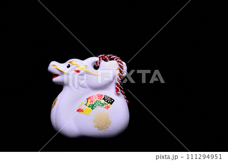 年賀素材　辰年　干支の土鈴　黒バック 111294951