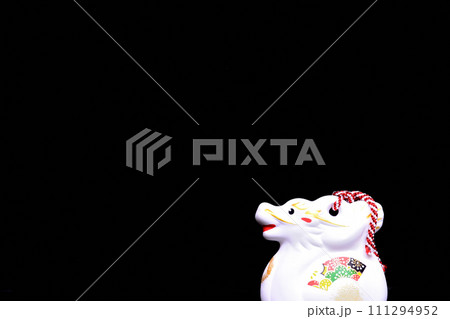 年賀素材　辰年　干支の土鈴　黒バック 111294952