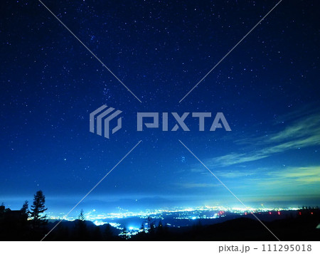 星空と街明かりの夜景 星空と街明かりの夜景 111295018