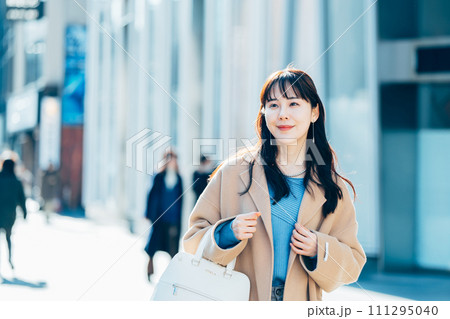 待ち合わせをする女性 待ち合わせをする女性 111295040