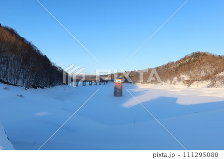 冬の穂別ダム 111295080