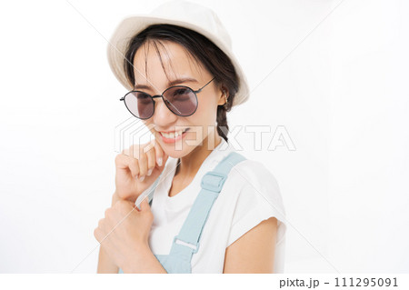 サングラスをかけた20代女性 111295091