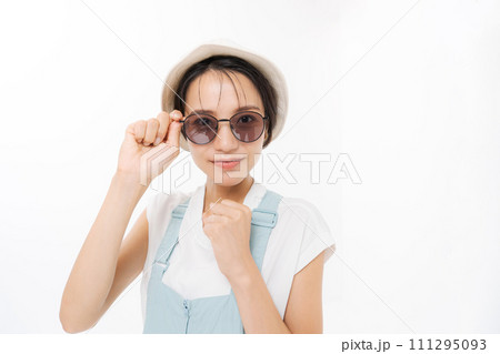 サングラスをかけた20代女性 111295093