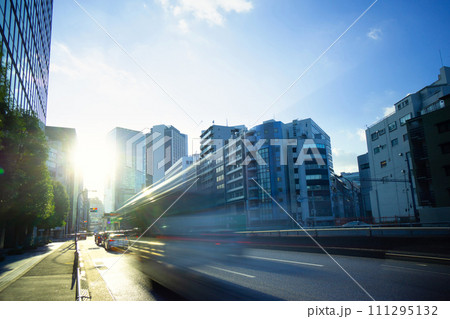 東京渋谷と通勤ラッシュと夕日 111295132