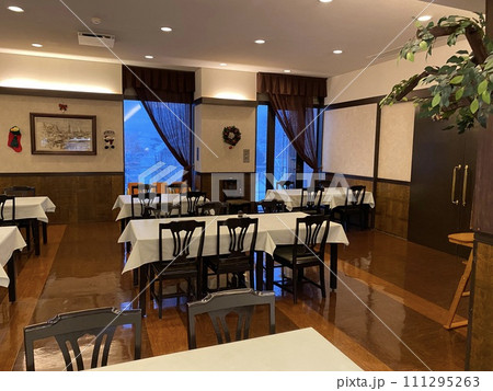 【旅行・ホテル】明るく開放感のあるホテルの朝食会場･レストラン 111295263