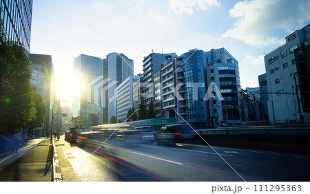 東京渋谷と通勤ラッシュと夕日 東京渋谷と通勤ラッシュと夕日 111295363