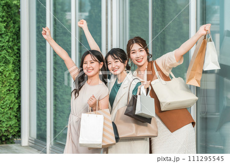 買い物・ショッピング・セール・バーゲン・旅行を楽しむ女友達・仲間 111295545