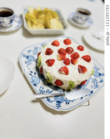 いちごのケーキを作り、コーヒータイム いちごのケーキを作り、コーヒータイム 111295783