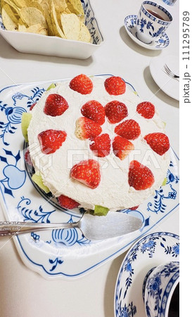 いちごのケーキを作り、コーヒータイム いちごのケーキを作り、コーヒータイム 111295789