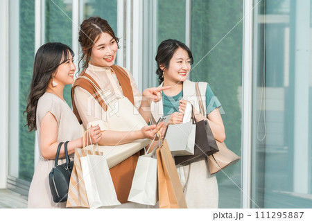 買い物・ショッピング・セール・バーゲン・旅行を楽しむ女友達・仲間 111295887