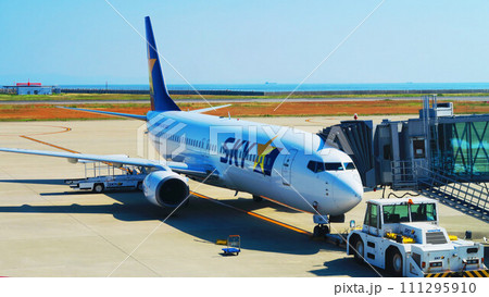 神戸空港で駐機中のスカイマーク機（ボーイング737-800型） 111295910