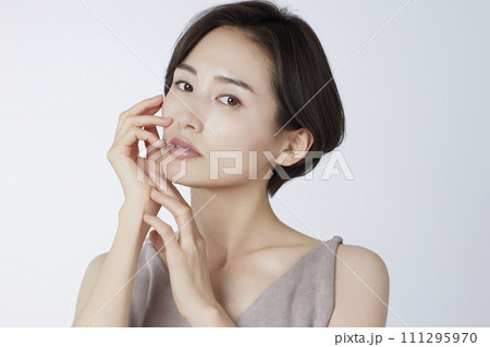 白背景で撮影したスキンケアイメージ 111295970