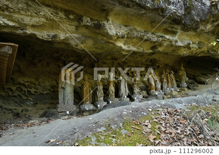 秩父札所32番法性寺の奥之院への参道途中の岩窟十三仏 111296002