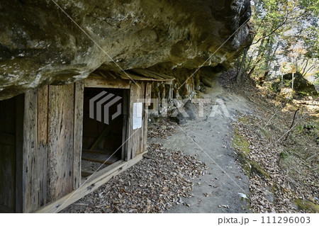 秩父札所32番法性寺の奥之院への参道途中の岩窟十三仏 秩父札所32番法性寺の奥之院への参道途中の岩窟十三仏 111296003