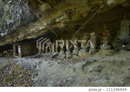 秩父札所32番法性寺の奥之院への参道途中の岩窟十三仏 111296004