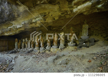 秩父札所32番法性寺の奥之院への参道途中の岩窟十三仏 秩父札所32番法性寺の奥之院への参道途中の岩窟十三仏 111296005
