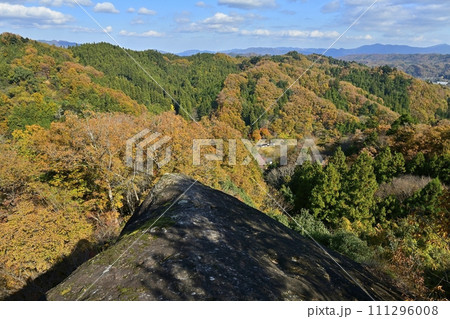 秩父札所32番法性寺の奥之院のお船岩の痩せ尾根に北方秩父の山々 111296008